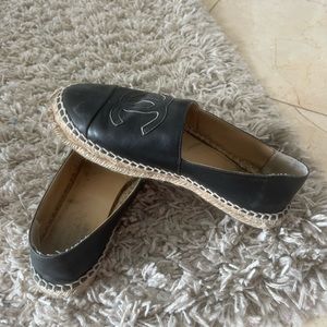 Black flat shoes